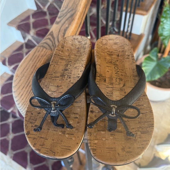 SOLD. VIONIC ladies black bowtie, flip-flop very good condition size 6 - Picture 5 of 10